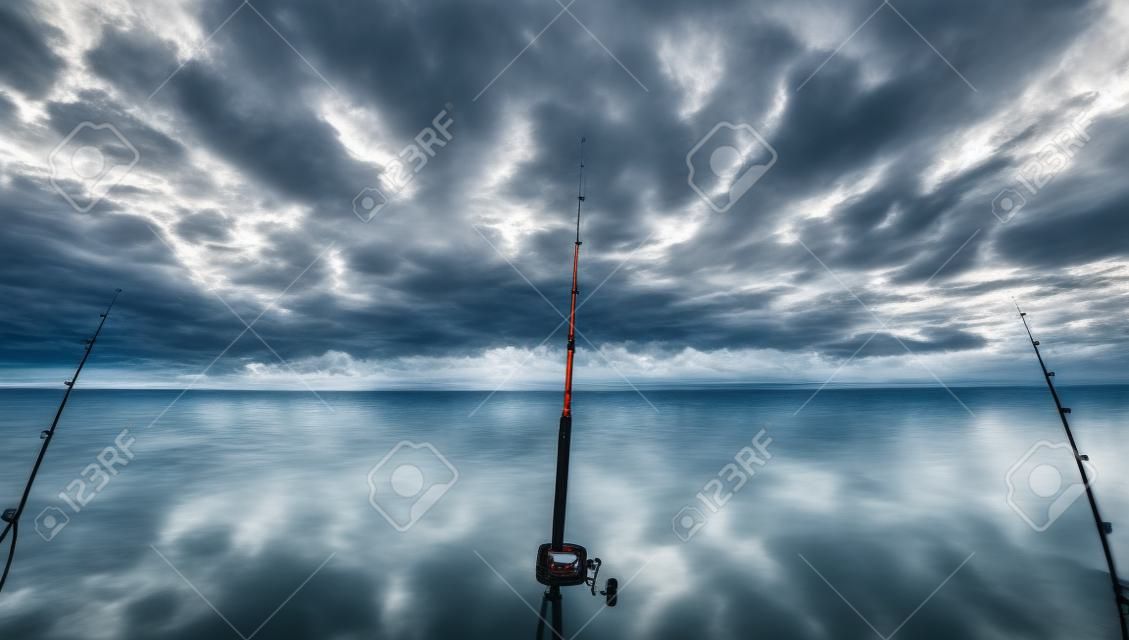 Güzel bir deniz manzarası bulutlu üzerinde Tekne balıkçılık çubuklar