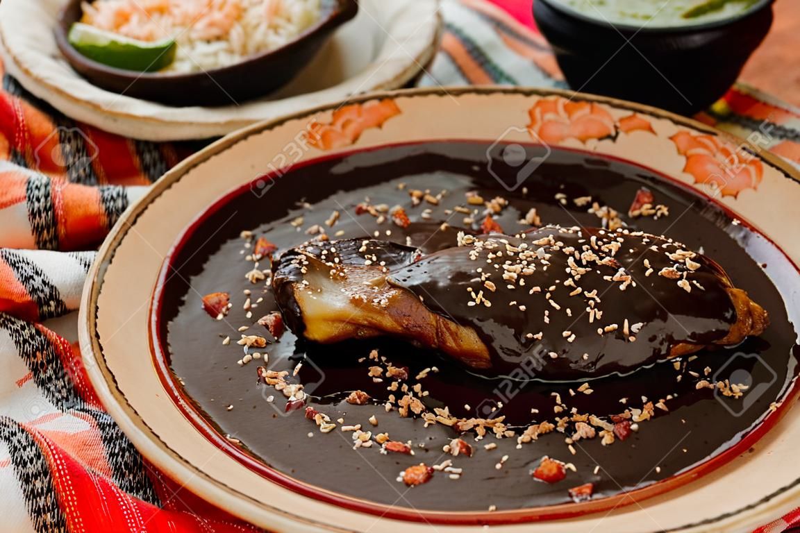 Mole Poblano Traditioneel Mexicaans eten met kip in Mexico