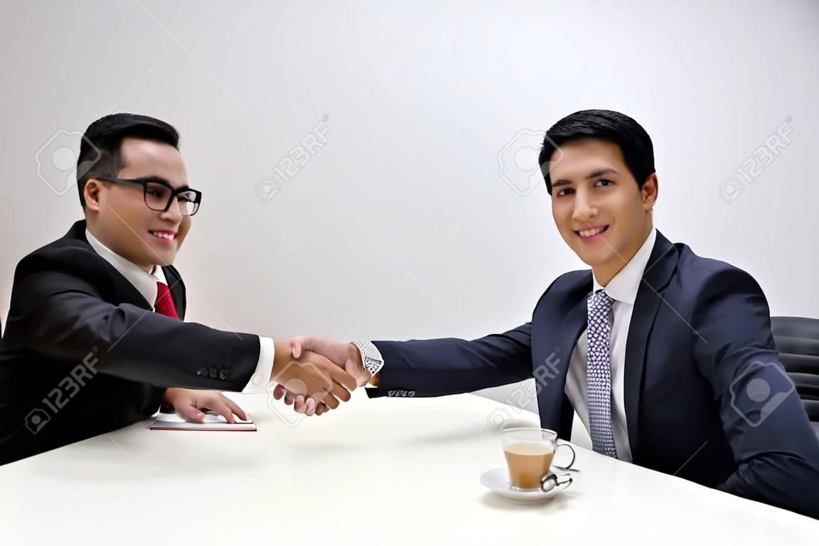 Dois homens aperto de mão no escritório