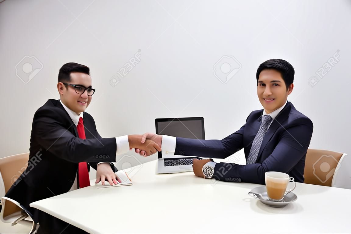 Dois homens aperto de mão no escritório