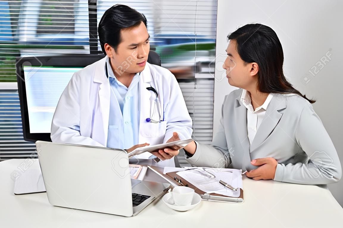 医学およびヘルスケアの概念は、医師教授が報告を提示し、患者の問題に関する結果の後に患者治療を伴う方法を推奨する。