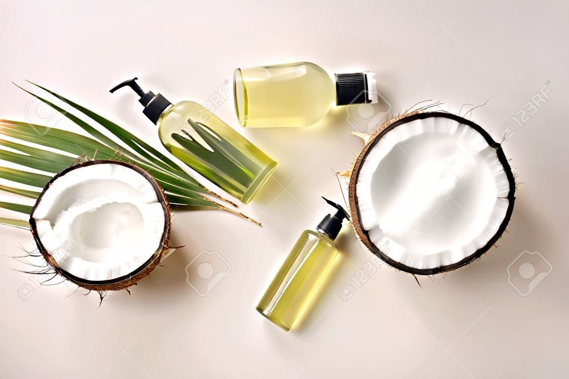 Shampoo e spray per la cura dei capelli al cocco. Maschera fatta in casa di cosmetici naturali. Olio di cocco e scrub. Terme e benessere. Prodotti di bellezza fatti in casa. Uno stile di vita sano.