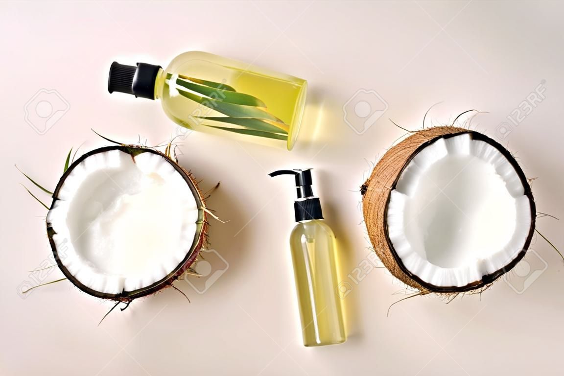 Shampoo en spray kokosnoot haarverzorging. Natuurlijke cosmetica zelfgemaakte masker. Kokosolie en scrub. Spa en wellness. Zelfgemaakte schoonheidsproducten. Gezonde levensstijl.