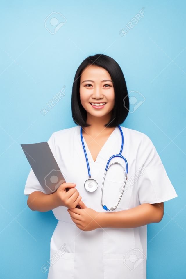 Aziatische verpleegster vrouw met een map, geïsoleerd op witte achtergrond