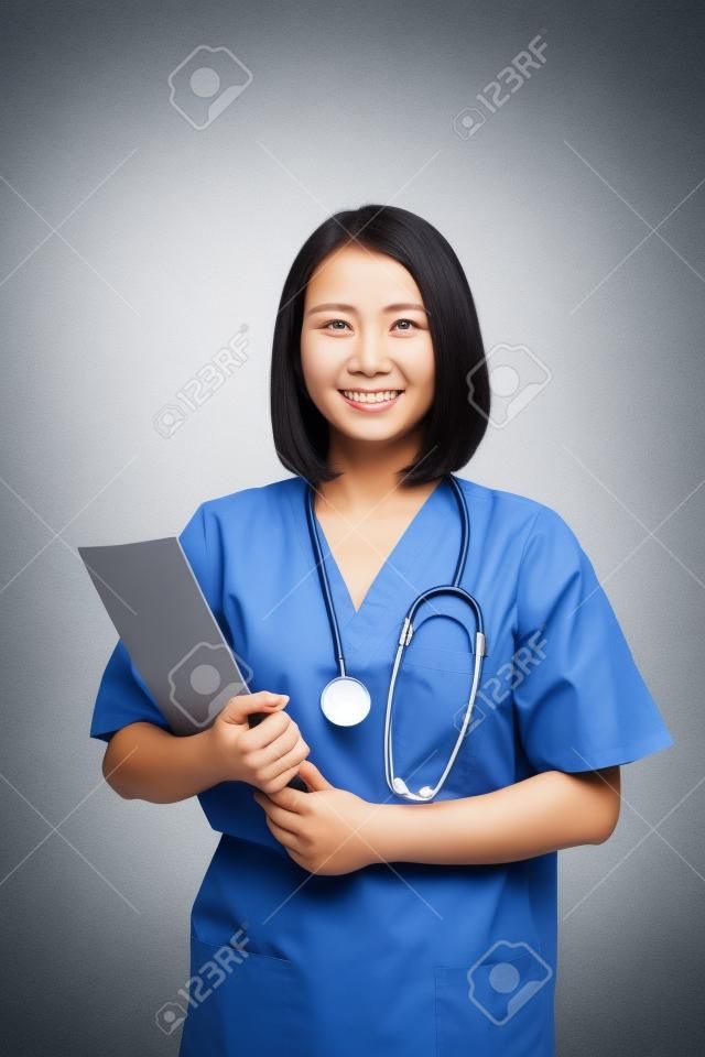 Mulher asiática da enfermeira com uma pasta, isolada no fundo branco