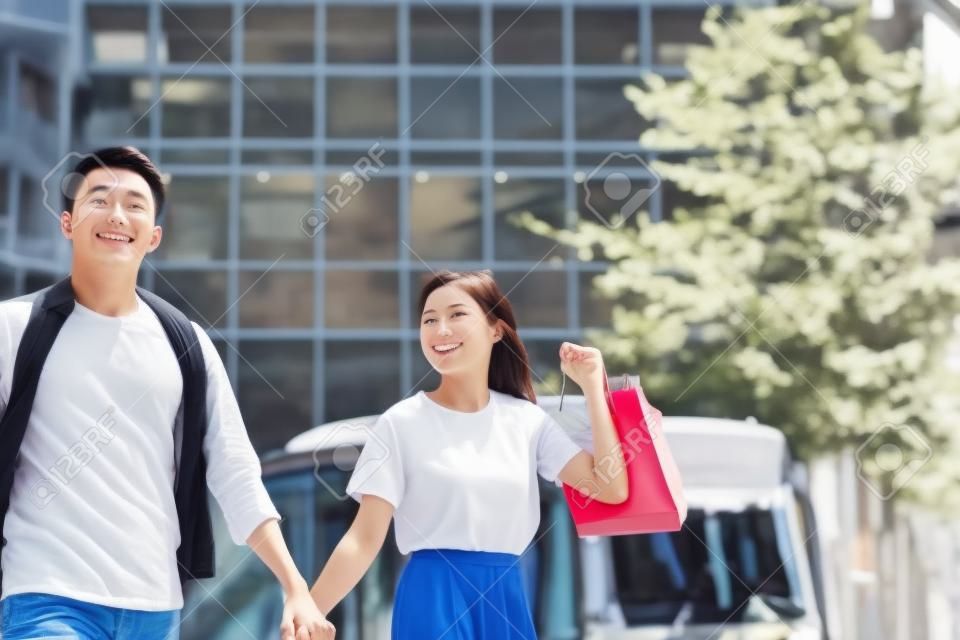 Jeune couple asiatique sortir pour faire du shopping