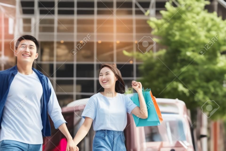 Jeune couple asiatique sortir pour faire du shopping