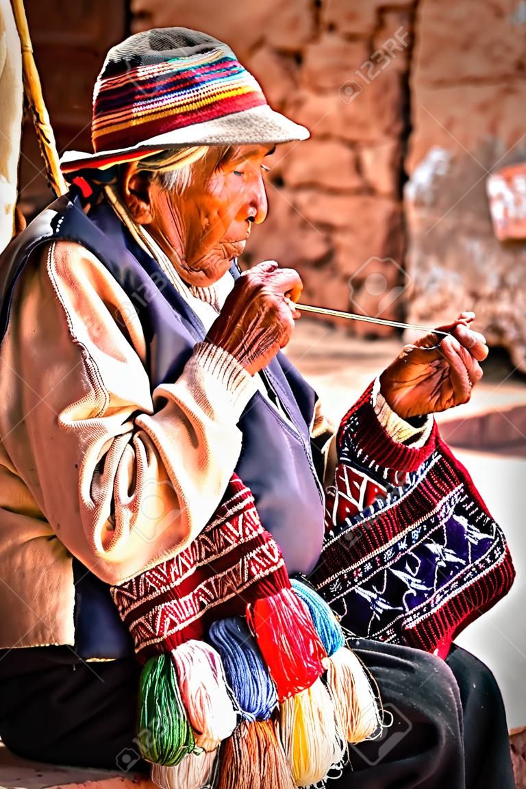Старики вязание на Такиле в Пуно Перу