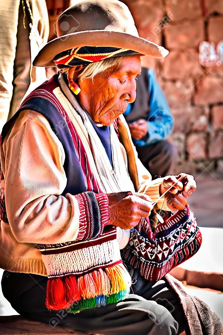 老人编织在秘鲁普诺塔奎尔岛岛