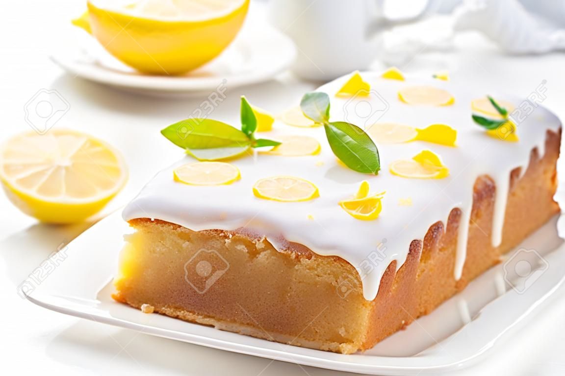 Tarta de limón con azúcar glas sobre un blanco