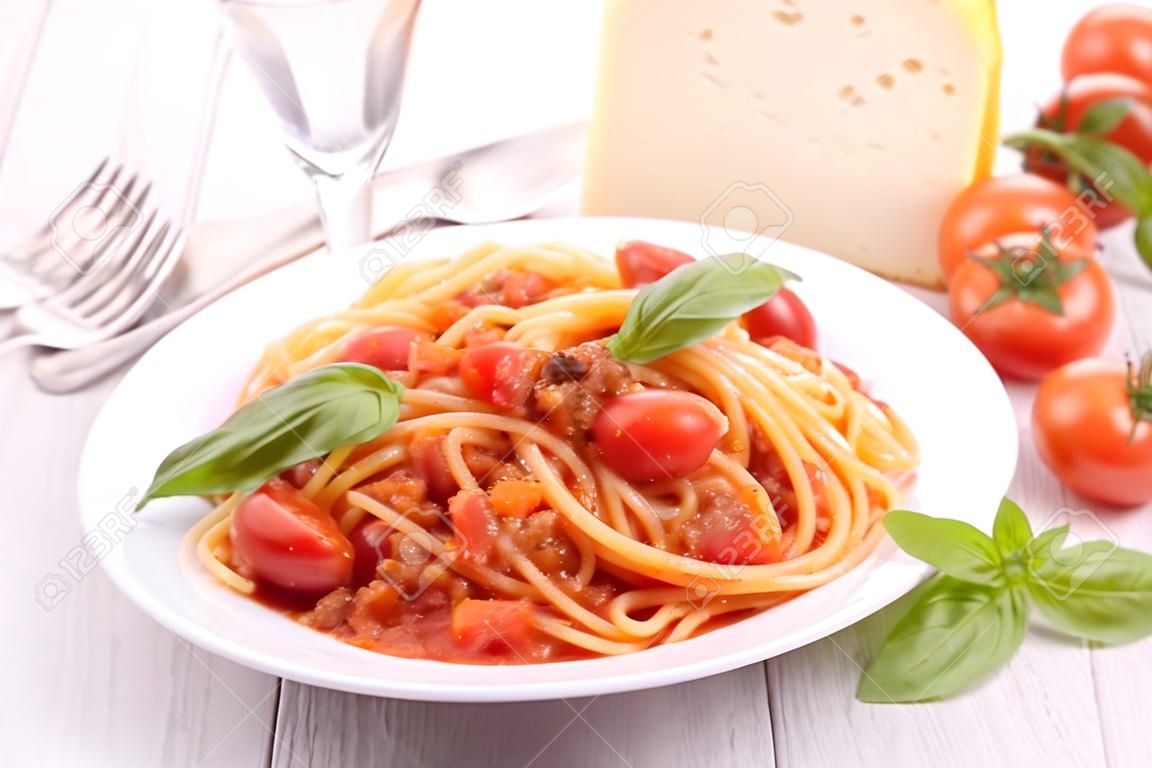 espaguetis con salsa boloñesa y albahaca