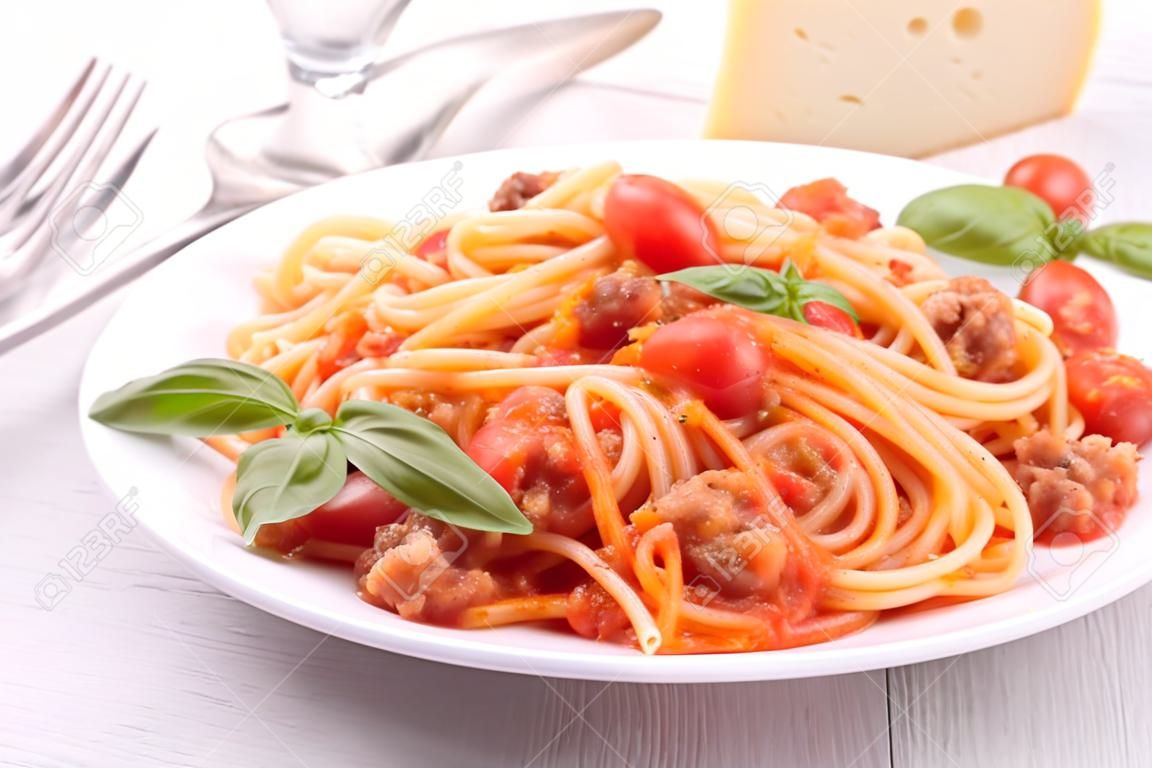 spaghetti con ragù e basilico