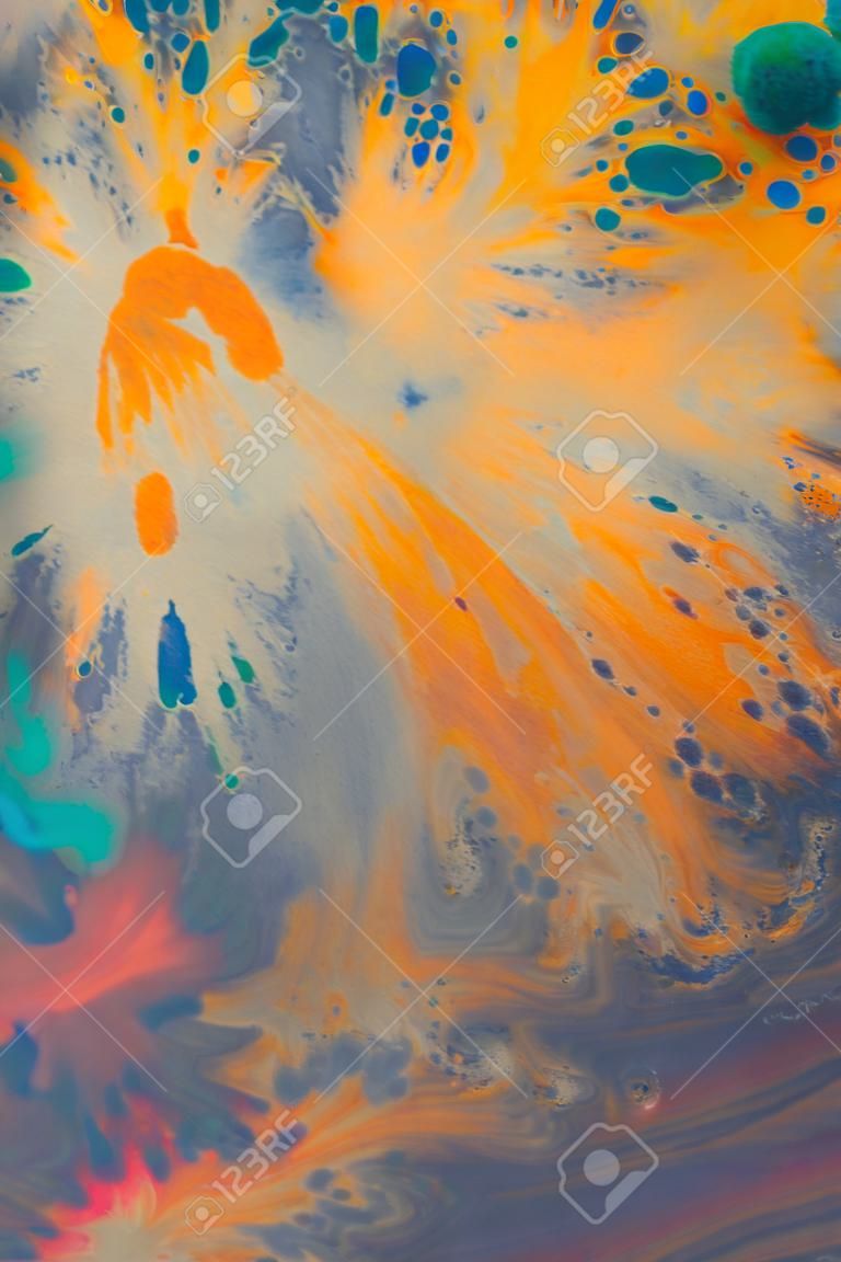 transbordando tinta laranja brilhante e azul escuro no papel. Abstrato de estilo desabotoado fundo desbotado. Mistura de tintas close-up. Fundo abstrato de fundo abstrato de fundo para a arte da criatividade