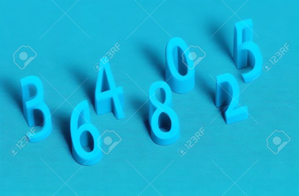 Oggetti stampati da stampante 3d. La figura è numeri. Progressiva tecnologia additiva moderna. Concetto di rivoluzione industriale 4.0