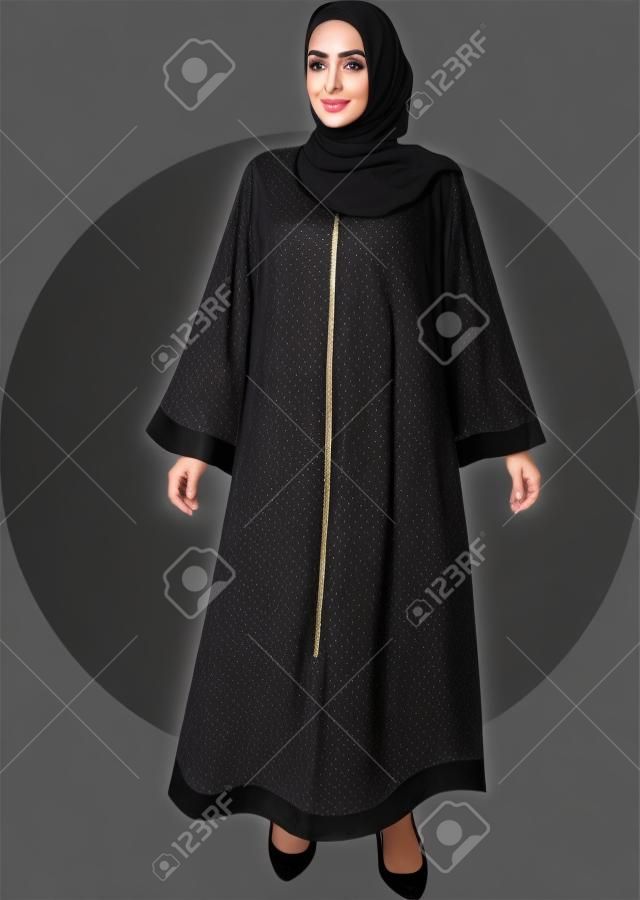Giovane donna musulmana araba degli Emirati nella bellissima abaya nera e hijab degli emirati arabi uniti, il miglior modello islamico senza volto degli Emirati Arabi Uniti o dell'Arabia Saudita