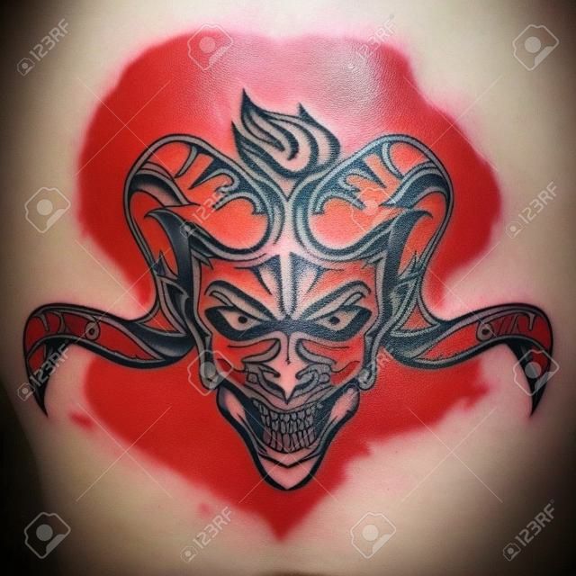 Le tatouage inspiration des démons aux cornes de bouc