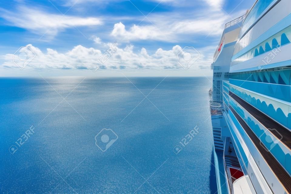 Meerblick von einer Kreuzschiffplattform an einem hellen Tag mit blauen Himmeln und Wolken im Pazifischen Ozean