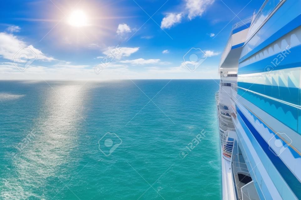 Vista para o mar a partir de um convés de navio de cruzeiro em um dia brilhante com céu azul e nuvens no oceano Pacífico