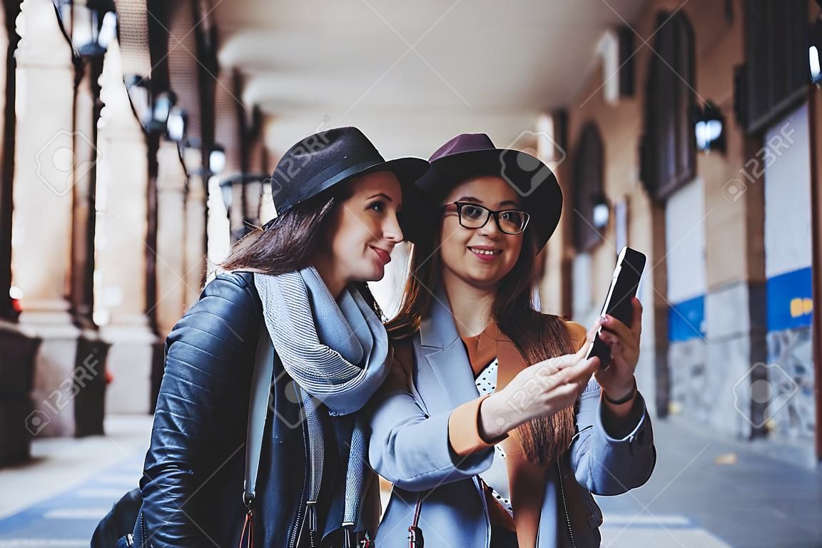 Sourire copines prenant selfie photo sur smartphone mobile. Hipster blogueur voyage à Barcelone. Concept d'amitié de joyeuses fêtes. Voyageurs dans l'espace de maquette de technologie internet de téléphone portable self hat