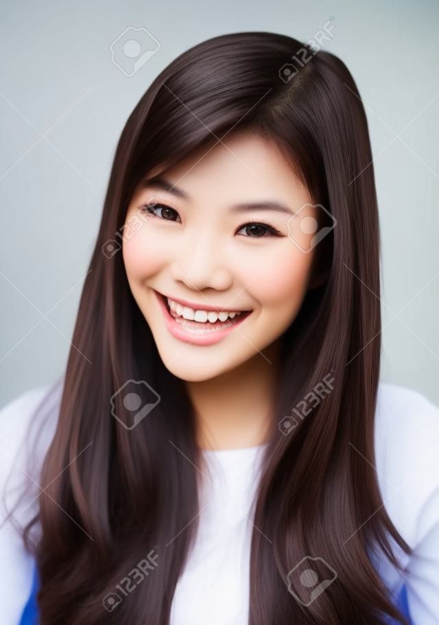 Jovem bela mulher eurasiana com grande sorriso