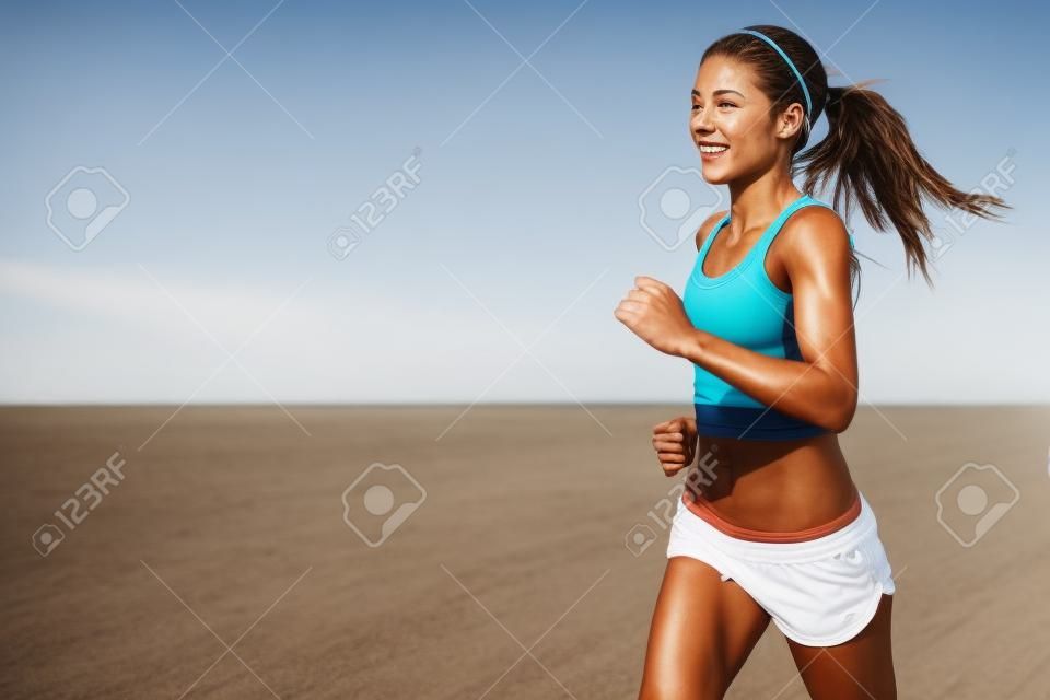 Бегущая женщина. Женский бег трусцой бежит во время открытой тренировки на пляже. Красивые подходят смешанные расы Фитнес на открытом воздухе модель.