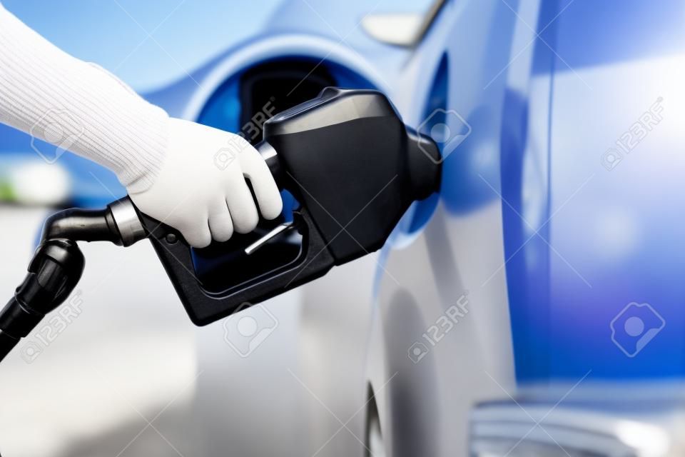 TÅ‚oczenie gazu na stacjach benzynowych. ZbliÅ¼enie czÅ‚owieka pompowania paliwa benzyny w samochodzie na stacji benzynowej.
