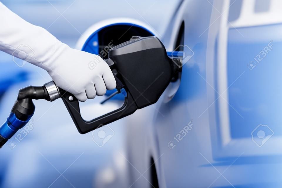 Szivattyúzás gáz benzinkútnál. Vértes férfi szivattyútelep benzin üzemanyag autó benzinkútnál.