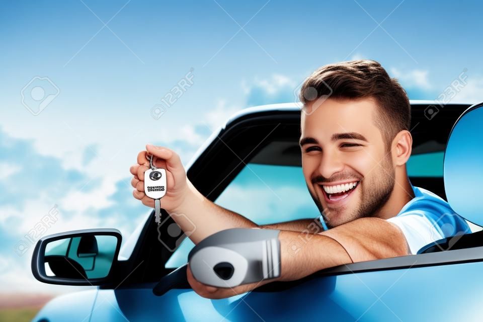 새로운 자동차 키를 게재하는 렌터카를 운전하는 남자. 젊은 성인 자동차 임대 또는 임대 또는 구입에 대 한 키와도 여행에 흥분.