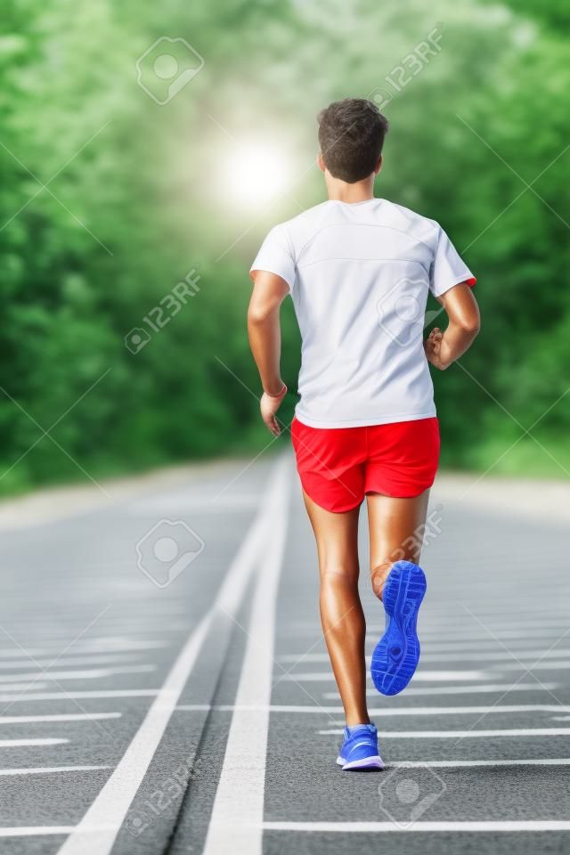 跑步的人跑步者工作了健身。男運動員在慢跑慢跑鞋和短褲工作了馬拉松長跑，穿著運動。全身長圖，表示回絕塵而去。