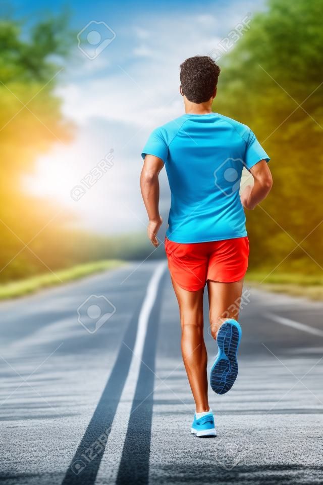 Running man biegacz pracuje się do fitness. Mężczyzna sportowiec na jogging run na sobie sportowe buty do biegania i szorty robocze się do maratonu. Pełna długość ciała pokazującym powrotem ucieka.