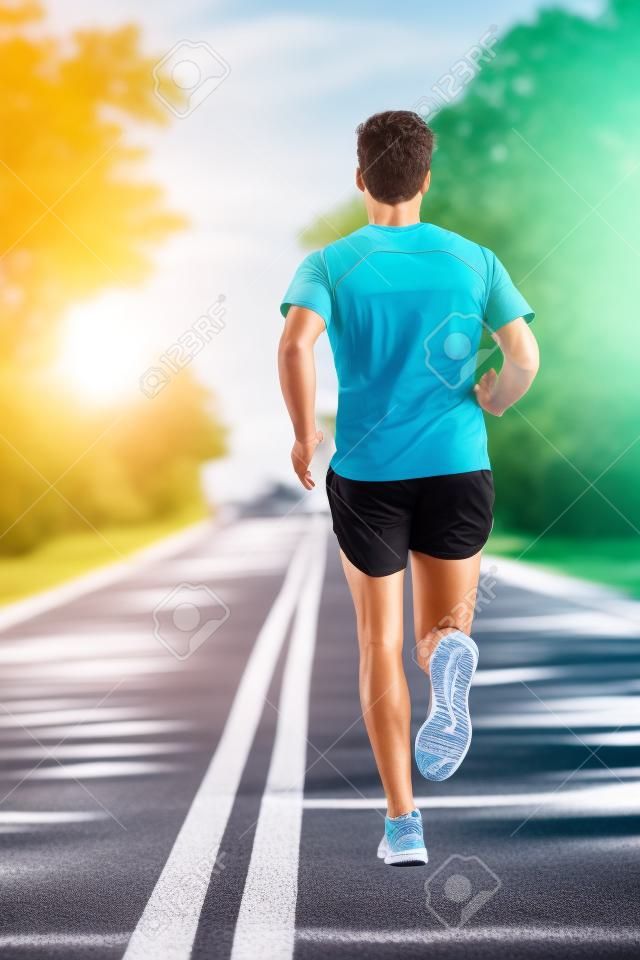 Running man biegacz pracuje się do fitness. Mężczyzna sportowiec na jogging run na sobie sportowe buty do biegania i szorty robocze się do maratonu. Pełna długość ciała pokazującym powrotem ucieka.