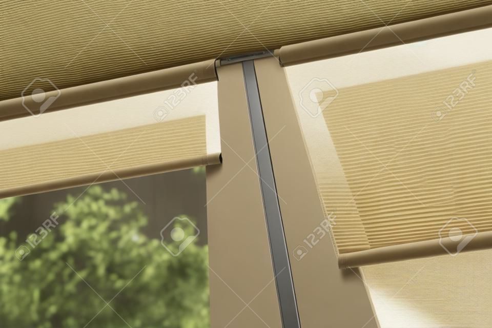 Fenster mit sandfarbenen Rolljalousien