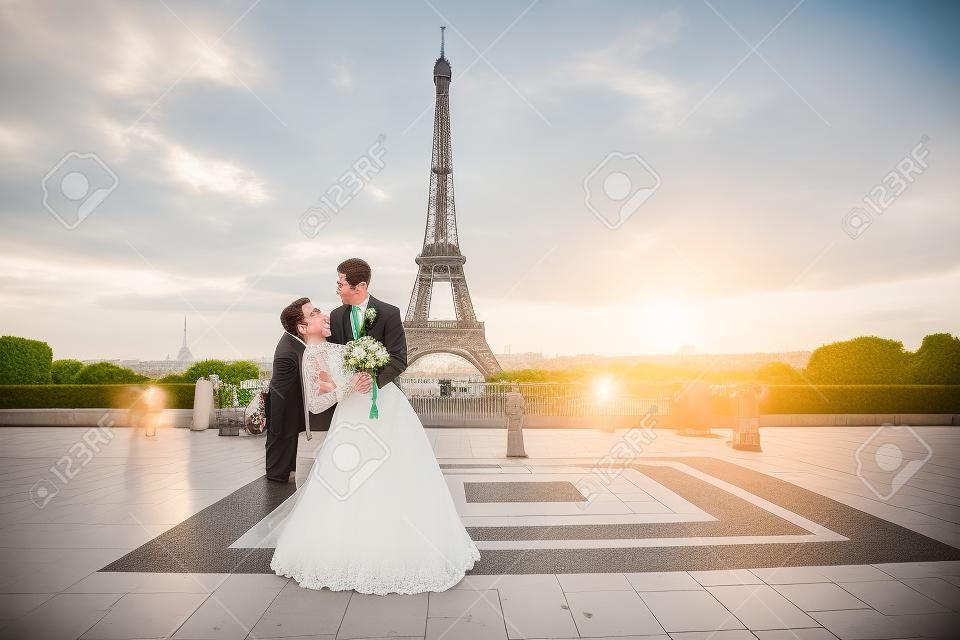 Beau Couple De Mariage. Mari e Et Le Mari En Face De La Tour