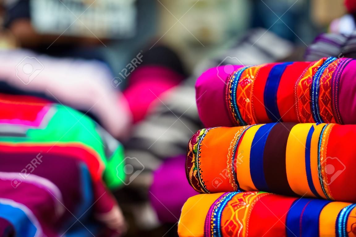 Tela colorida en el mercado en Perú, América del Sur
