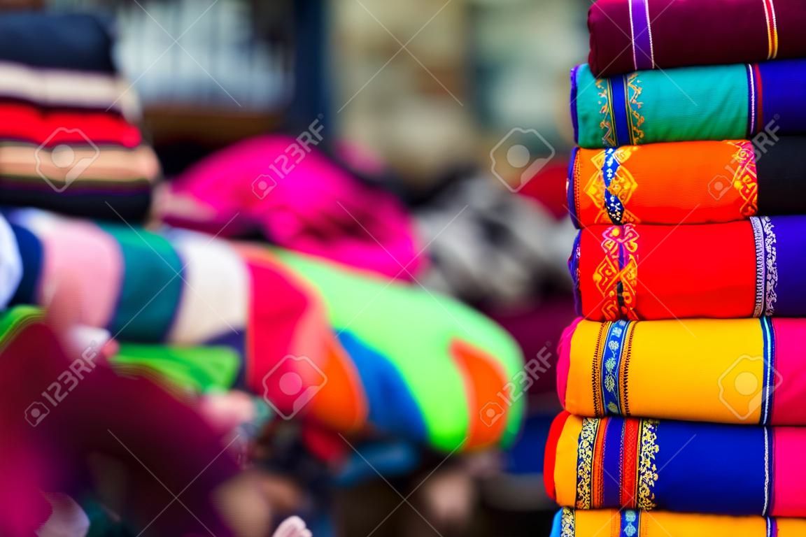 Kolorowe tkaniny na rynku w Peru, Ameryka Południowa