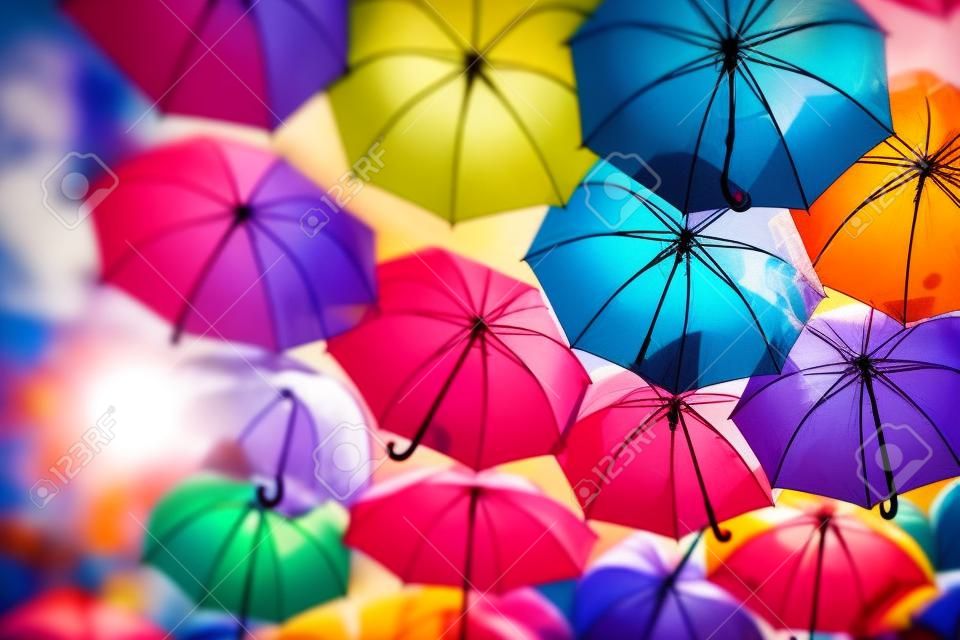 Fundo colorido guarda-chuva decoração de rua. Foco seletivo.