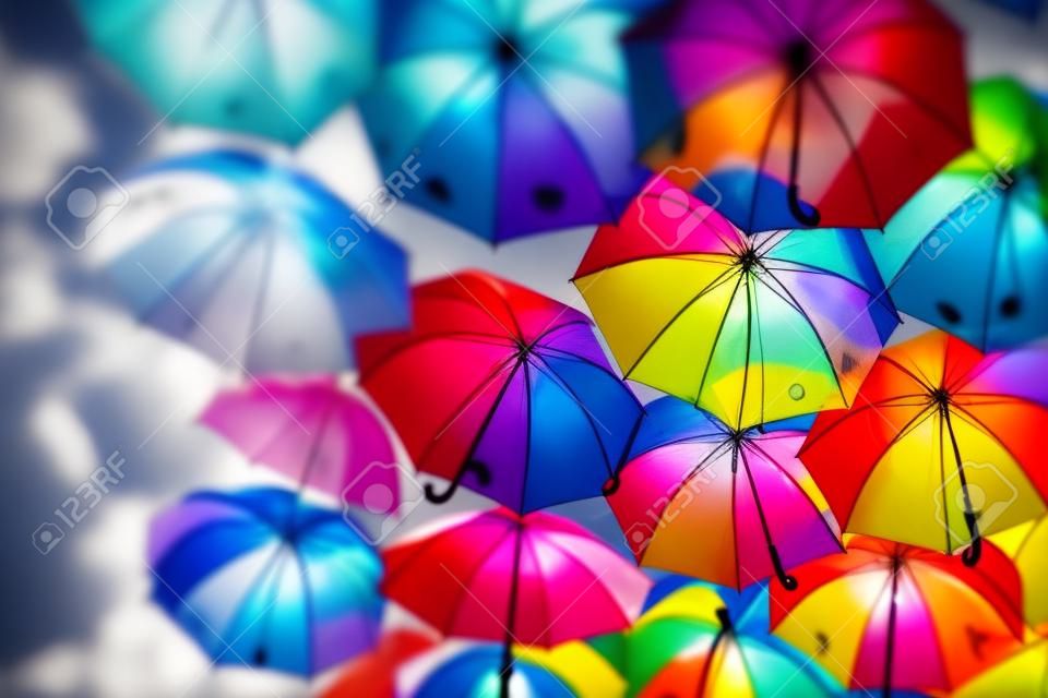 Arka plan renkli şemsiye sokak dekorasyonu. Seçmeli odaklanma.