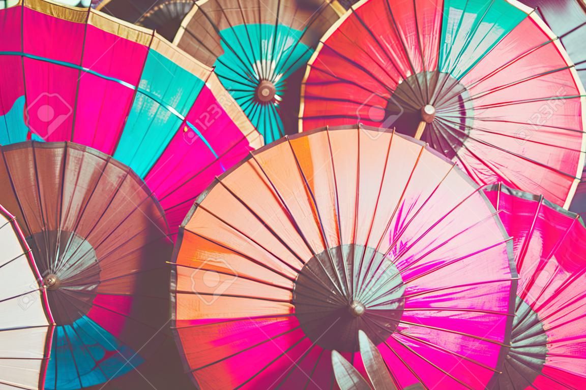 Guarda-chuvas asiáticos feitos à mão coloridos em exposição no mercado noturno em Luang Prabang, Laos.