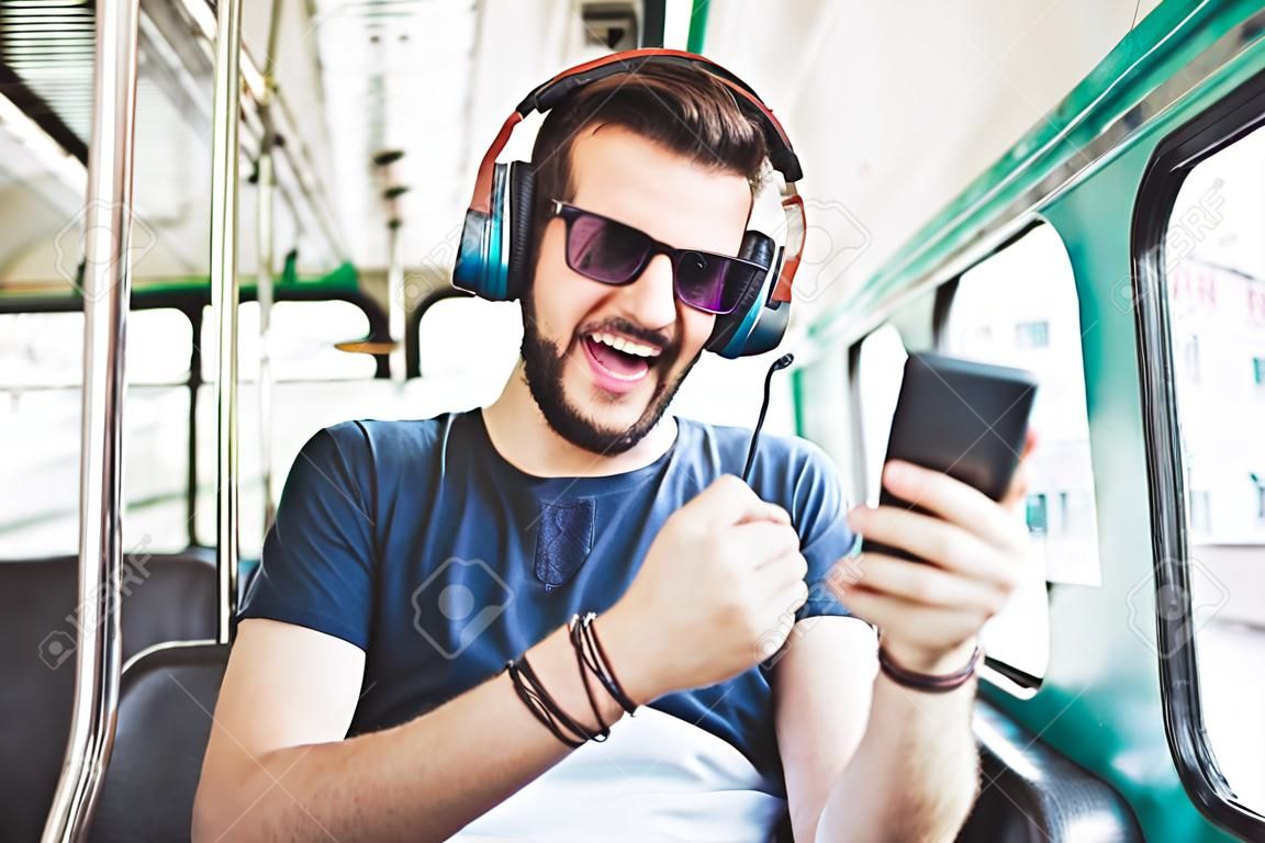 Giovane che ascolta la musica in treno pubblico