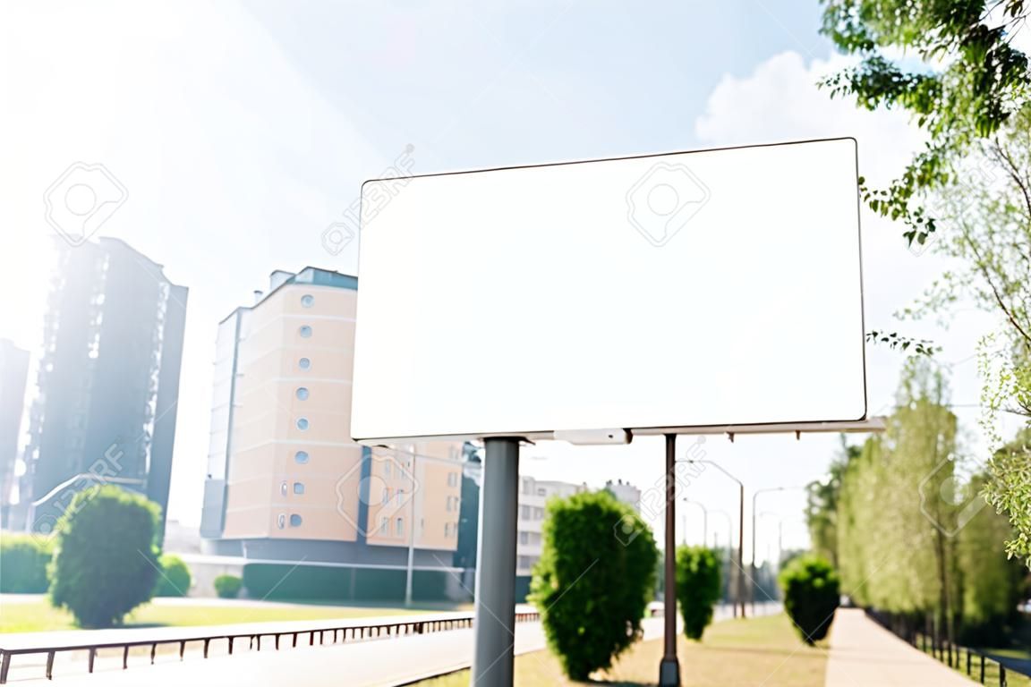 Billboard, billboard, billboard na płótnie, układ na tle miasta. Pojęcie reklamy zewnętrznej, marketingu, sprzedaży. makieta
