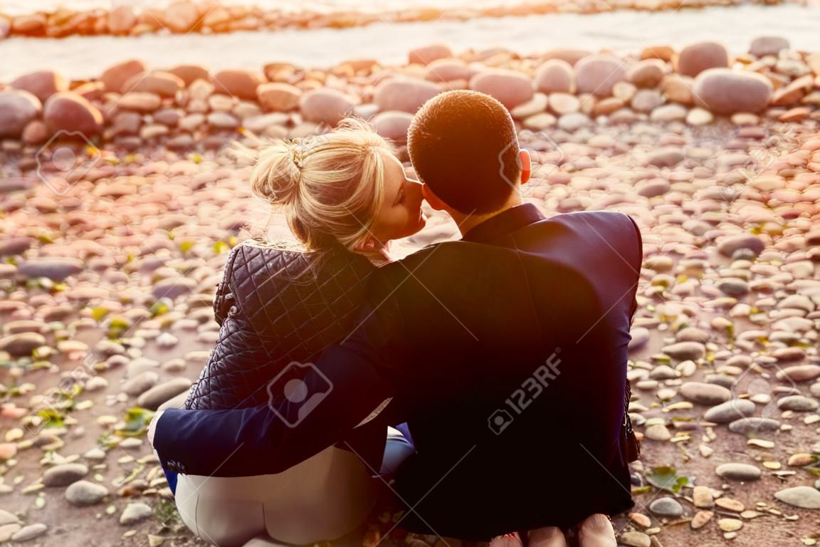 Siluetas de una pareja amorosa, hermosa puesta de sol en un lago