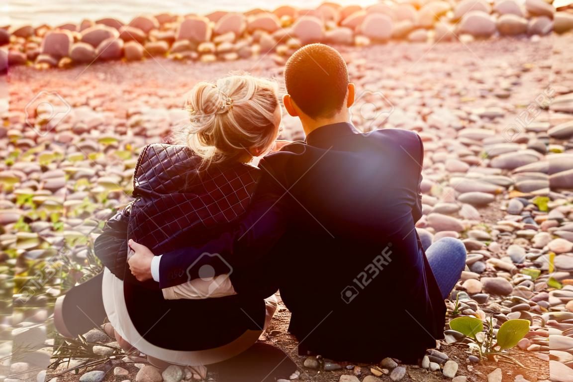 Silhouettes d'un couple aimant, beau coucher de soleil sur un lac