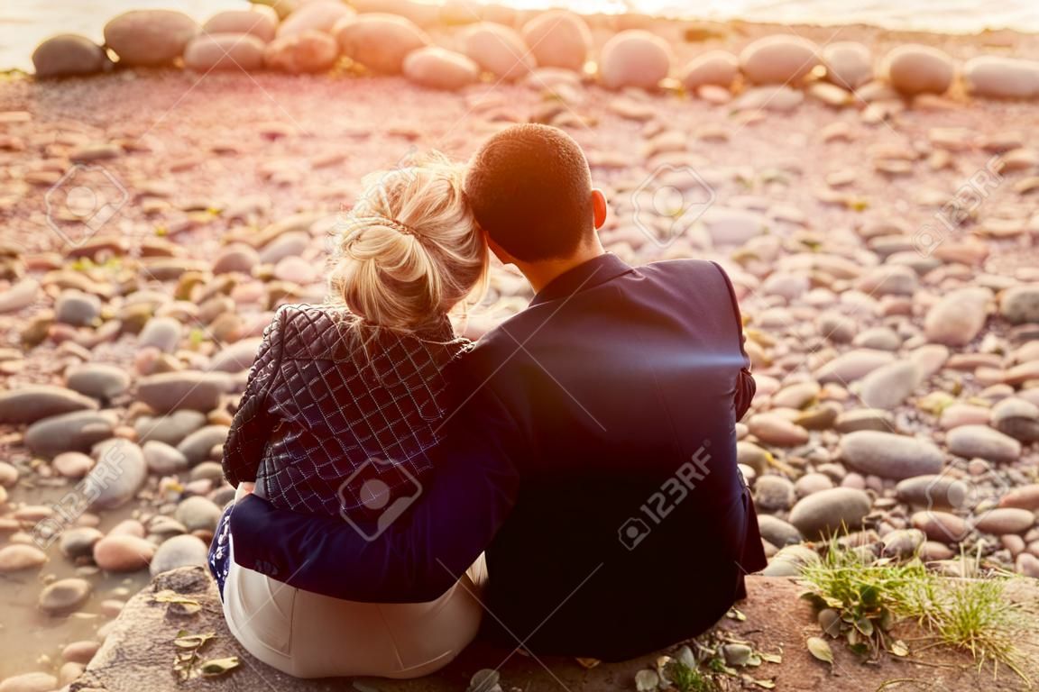 Silhouettes d'un couple aimant, beau coucher de soleil sur un lac