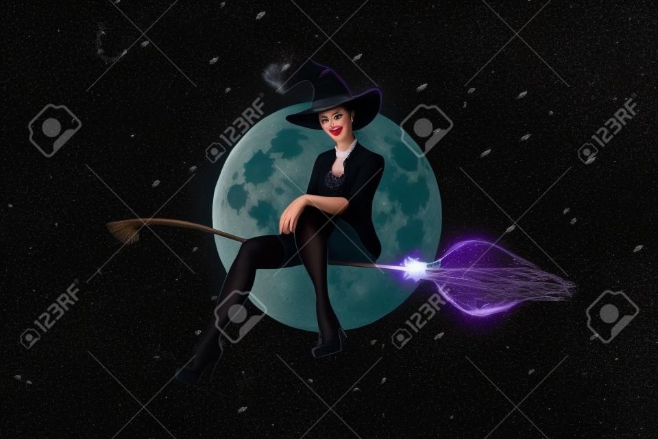 Halloween Hexenmädchen fliegt auf einem Besenstiel auf dem Hintergrund des Mondes. Schöne junge Frau in einem Hexenhut. Halloween-Party, Kopierraum, gemischte Medien