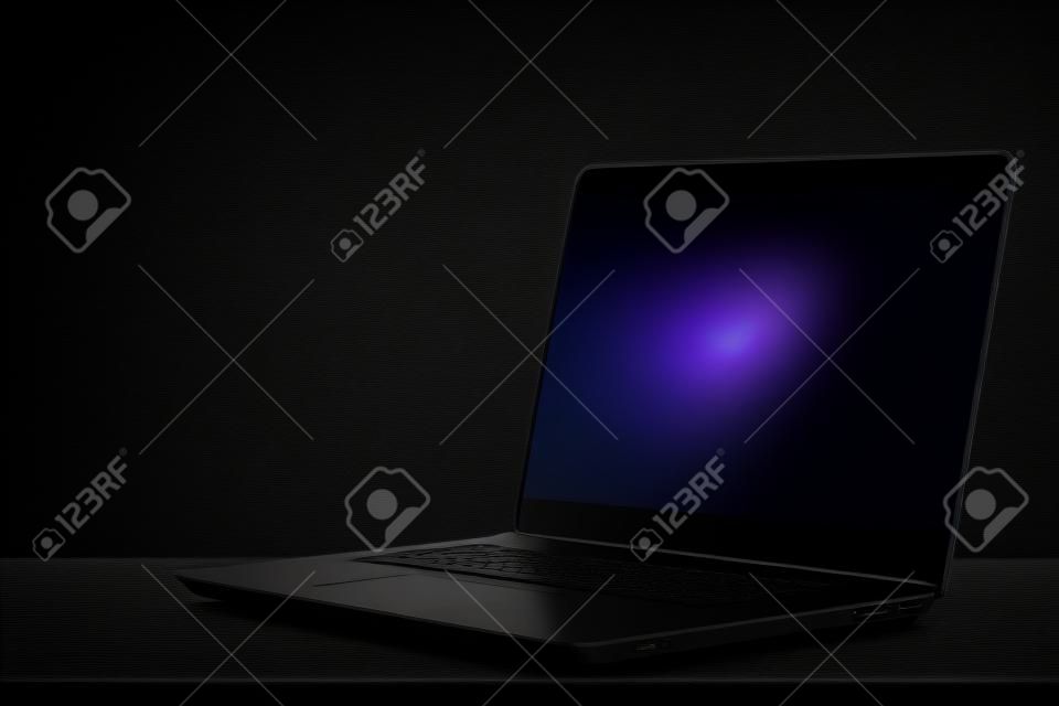 Sfondo creativo laptop scuro si trova su uno sfondo scuro. Concetto di tecnologia moderna
