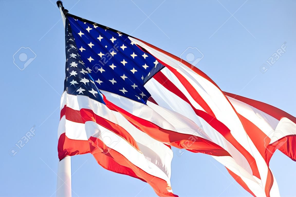 Banderas de Estados Unidos en la pole.