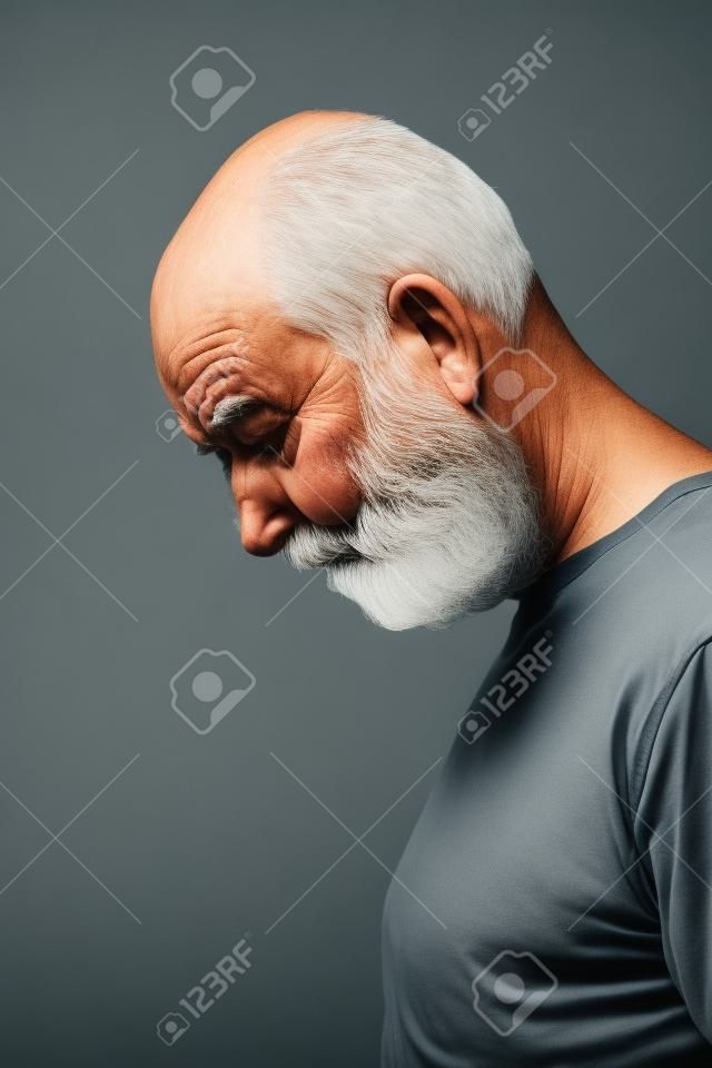 Un anciano con barba gris de sorrow