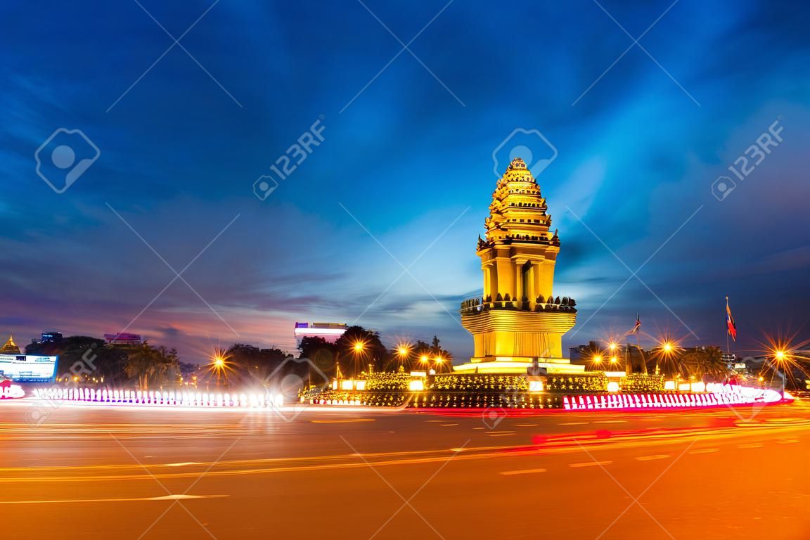 Monumento da independência na cidade de Phnom Penh no crepúsculo
