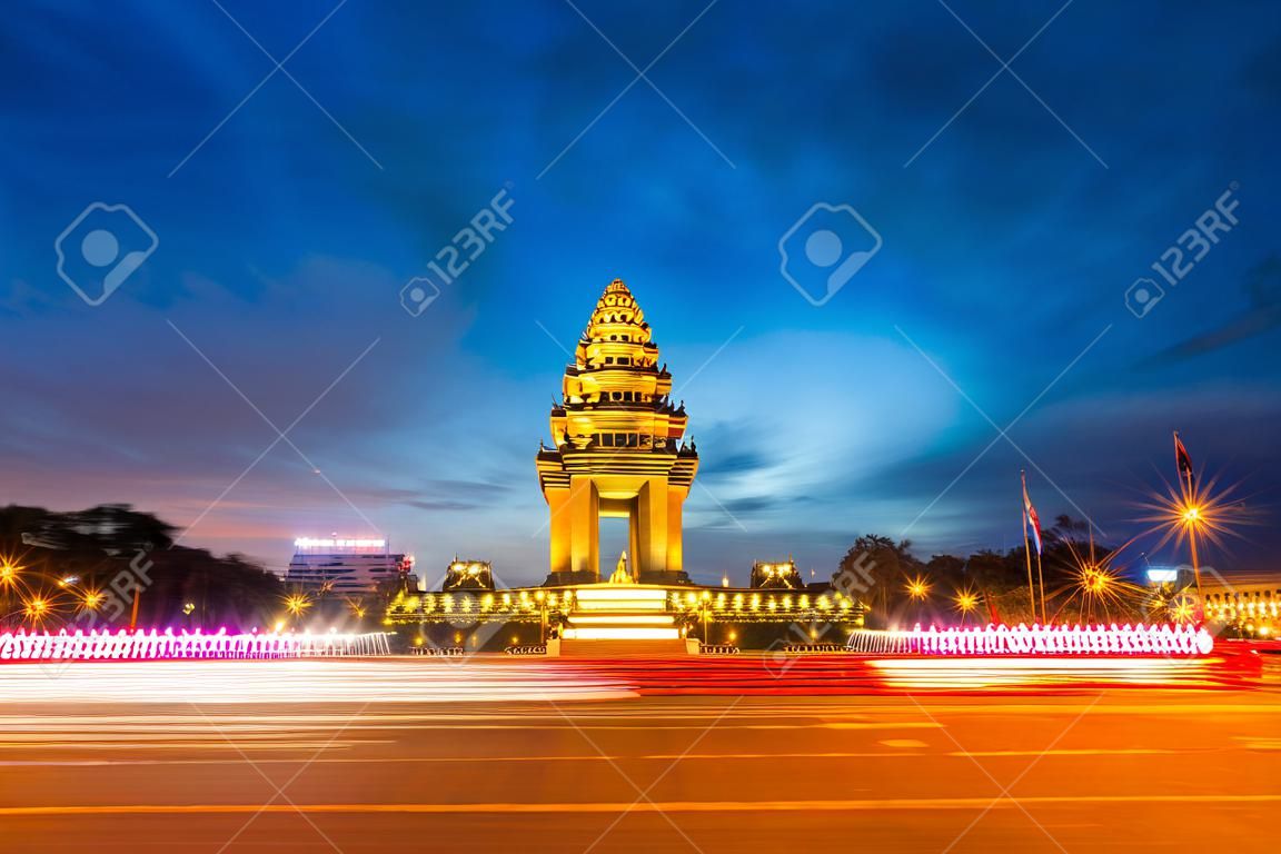 Indipendenza monumento alla città di Phnom Penh nel crepuscolo