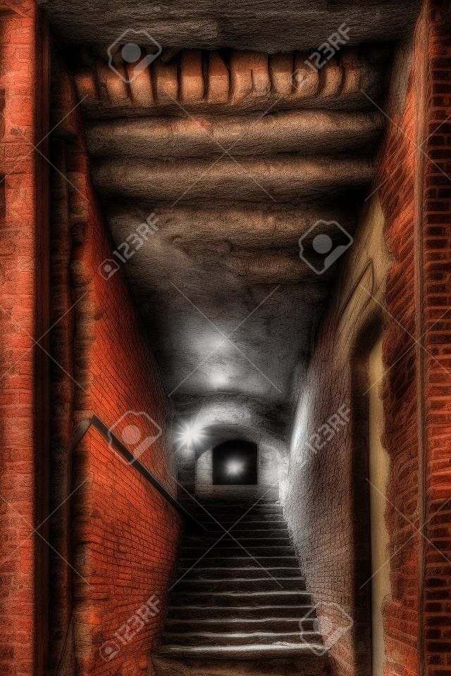 오래 된 건물 지하 계단, 망 쳐 벽돌 벽